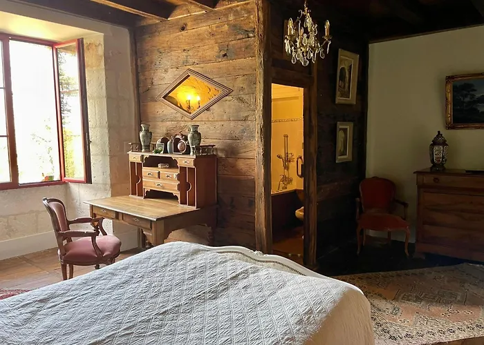 Un Logis En Angoumois Bed and Breakfast