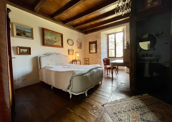 Un Logis En Angoumois Bed and Breakfast Rancogne